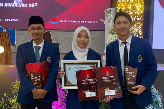 "Yudisium ke-44 Fakultas Syariah Berikan Skripsi Award sebagai Apresiasi atas Karya Ilmiah Terbaik Mahasiswa"